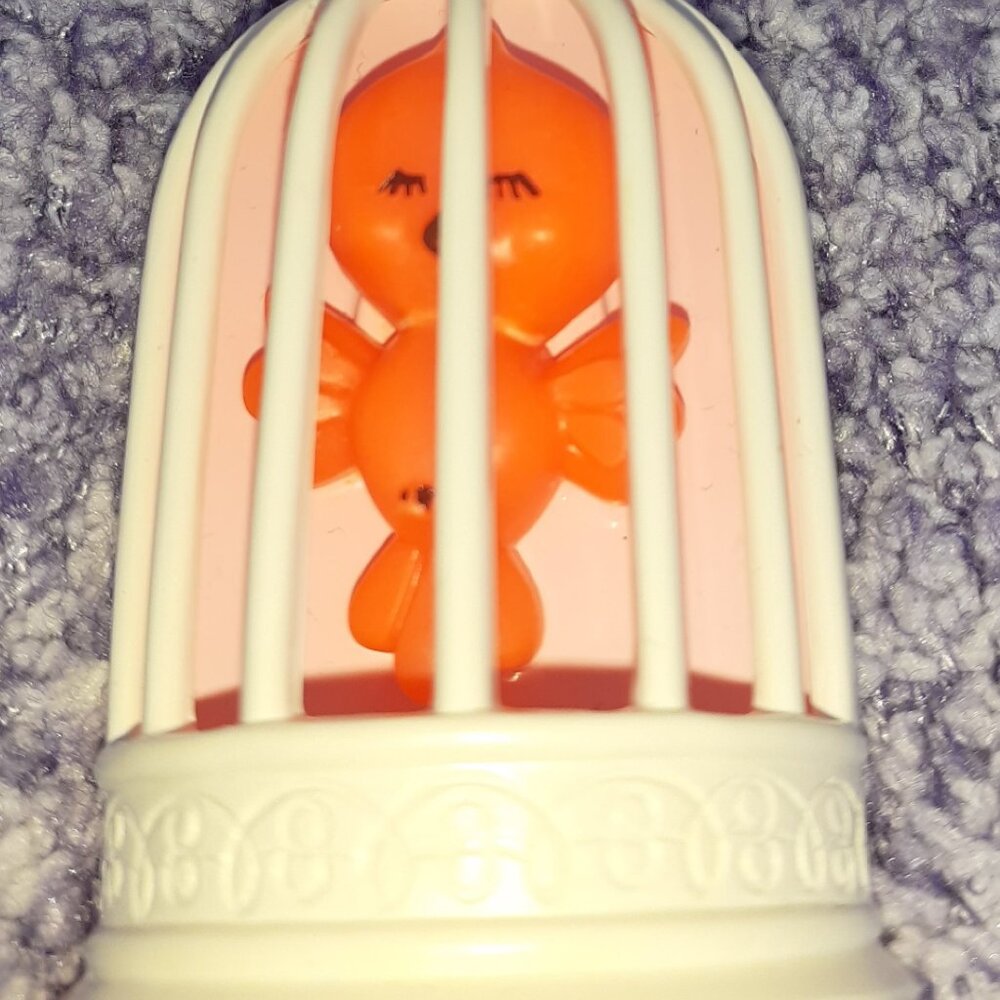 AVON 1975 VINTAGE BOBBIN ROBIN ORANGE TWEET BIRDIE BIRD CAGE PIN